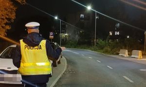 policjant sprawdzający światła samochodowe