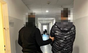 zatrzymany mężczyzna w asyście nieumundurowanego policjanta