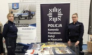 policjantki na tle rool up&quot; Komenda Powiatowa Policji w Piasecznie&quot;