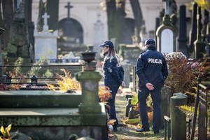 umundurowani policjanci patrolujący cmentarze