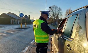 policjant dokonujący kontroli stanu trzeźwości kierującego