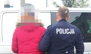 zatrzymany mężczyzna w asyście policjanta