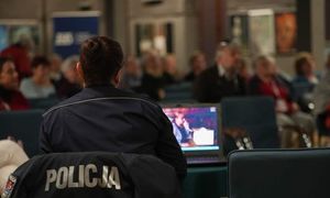 policjanta w trakcie spotkania z seniorami