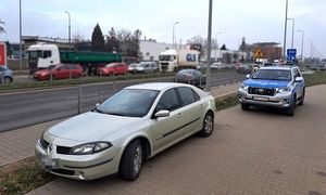 renault laguna i policyjny radiowóz, w tle pojazdy jadące ulicą Okulickiego w Piasecznie