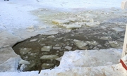 zamarznięty zbiornik wodny z pękniętym lodem