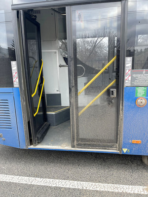 niesprawne drzwi w autobusie