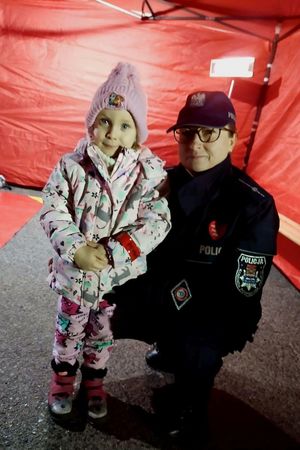 policjantka wraz z dziewczynką