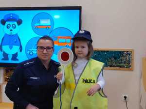 policjantka wspólnie z dzieckiem, które ma na sobie kamizelkę