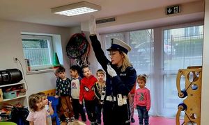 policjantka wydziału ruchu drogowego w trakcie spotkania z dziećmi