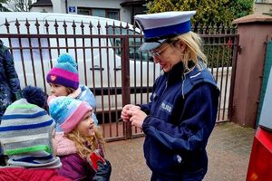 policjantka wręcza dziecku odblask