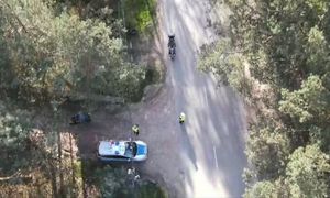 policjanci obserwują kierujących motocyklistów przy użyciu drona
