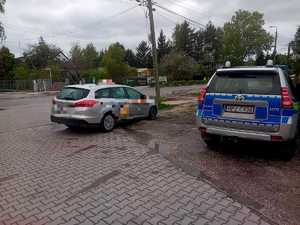 policyjny radiowóz i auto zatrzymane do kontroli drogowej