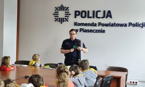 policjantka prowadząca spotkanie z dziećmi