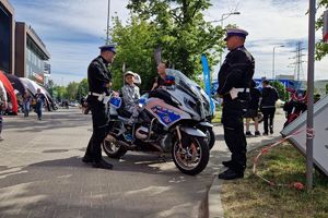 policjanci rozmawiający z motocyklistami