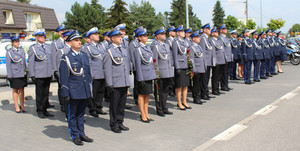 W kilku rzędach stoją na baczność umundurowani policjanci.