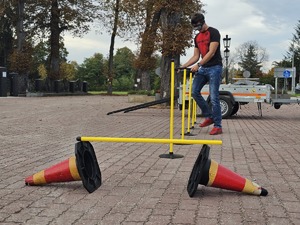 mężczyzna w alkogoglach pokonuje tor przeszkód