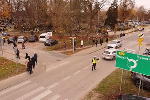 policjant kierujący ruchem