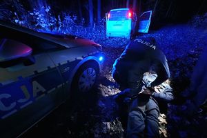 policyjny radiowóz, policjant z zatrzymanym po pościgu mężczyzną