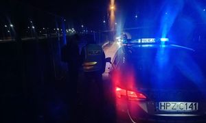 policjanci rozdający pieszym odblaski