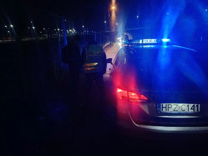 policjanci rozdający pieszym odblaski