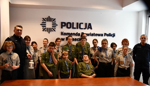 zdjęcie grupowe harcerzy oraz komendantów na tle napisu Komenda Powiatowa Policji w Piasecznie