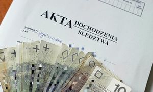 okładka na akta sprawy wraz z leżącą na nich, odzyskaną do sprawy gotówką