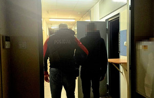 jeden z zatrzymanych mężczyzn wraz z nieumundurowanym policjantem