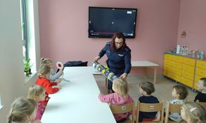 spotkanie z policjantką, pokazuje dzieciom co skrywa magiczna tuba