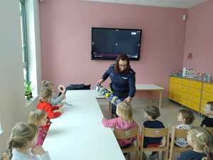 spotkanie z policjantką, pokazuje dzieciom co skrywa magiczna tuba