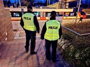 patrol policjantów na terenie dworca PKP
