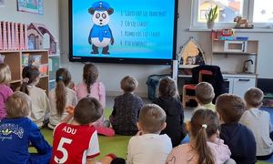 przedszkolaki oglądające bajkę o bezpieczeństwie