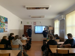 policjanci prowadzący spotkanie wspólnie z uczniami