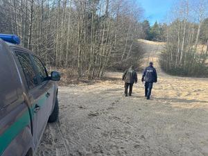 policjanci wraz ze strażą leśną