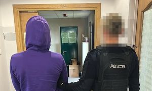 zatrzymany mężczyzna w asyście policjanta pionu kryminalnego