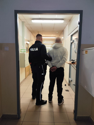 zatrzymany mężczyzna w asyście umundurowanego policjanta