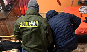 nieumundurowani policjanci wraz z zatrzymanym mężczyzną