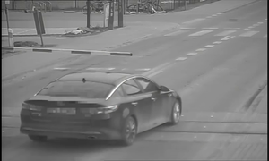 kierujący przejeżdżający przez przejazd pomiędzy opuszczonymi rogatkami