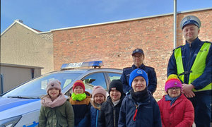 policjanci wspólnie z przedszkolakami