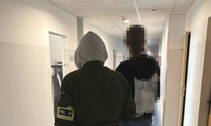 zatrzymany mężczyzna z nieumundurowanym policjantem