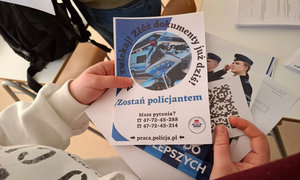 informator policyjny trzymany przez jedną z uczennic