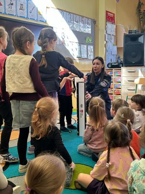 policjantka wraz z przedszkolakami