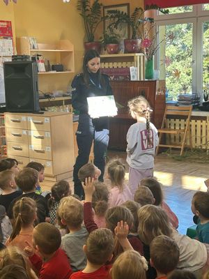 policjantka wraz z przedszkolakami