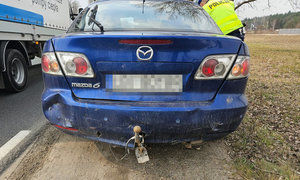 niebieskie auto marki mazda zatrzymane do kontroli drogowej