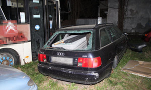 uszkodzone auta, wybite szyby