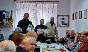 zdjęcie grupowe policjantów wspólnie z seniorami