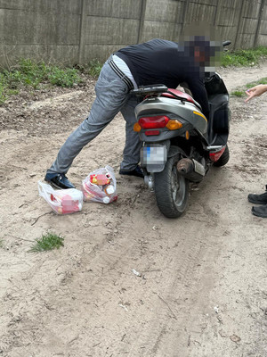 kierujący skuterem zatrzymany do kontroli drogowej