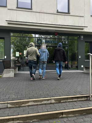 zatrzymany mężczyzna w asyście policjantów