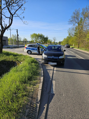 auto zatrzymane do kontroli drogowej oraz policyjny radiowóz