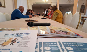 ulotki informacyjne rozłożone na stoliku