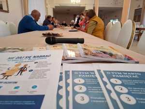 ulotki informacyjne rozłożone na stoliku